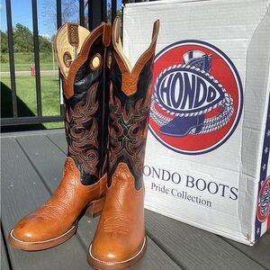 NWT Hondo 10D #3527 Walnut Shoulder with 16” Black Volcano Leather Uppers.